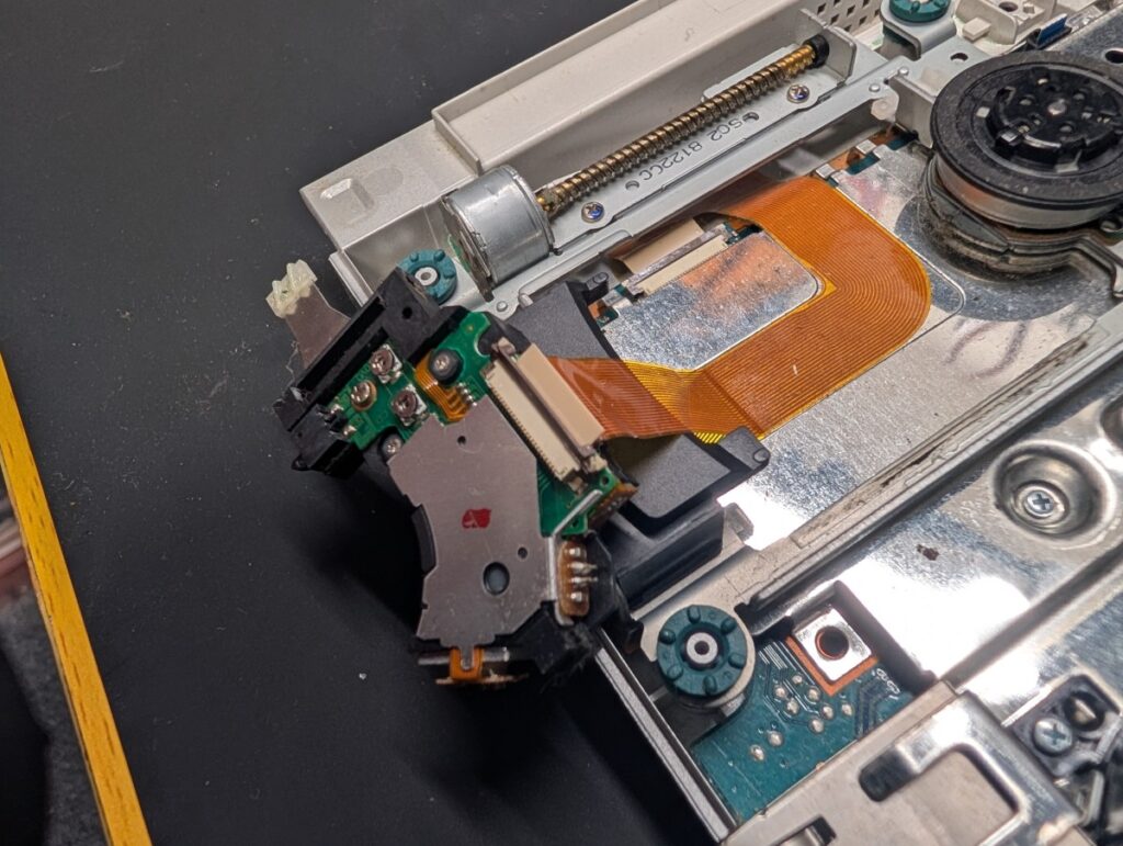 SCPH-90000のピックアップレンズ取り外し時の写真