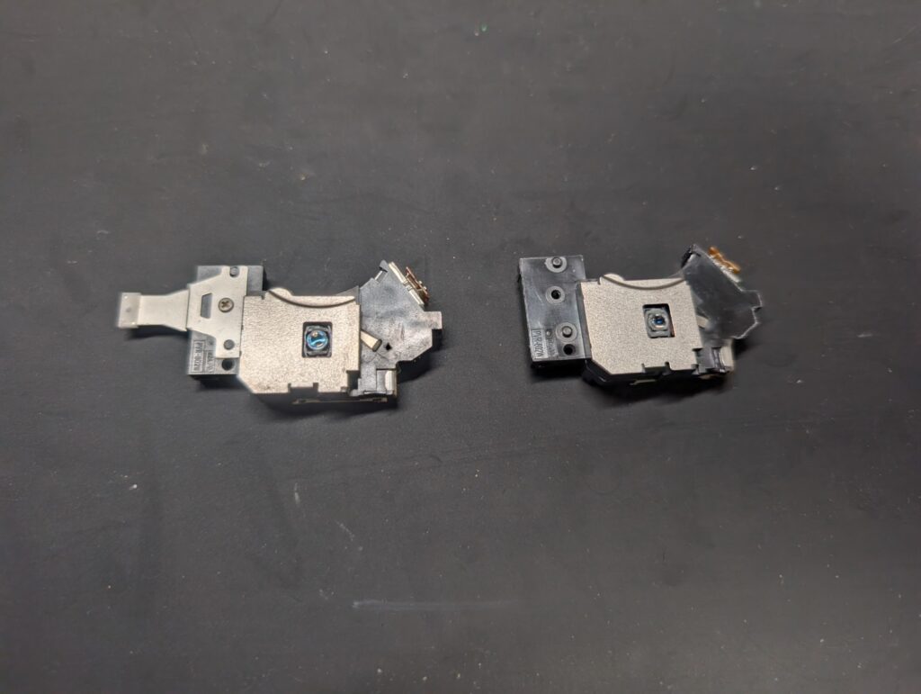 SCPH-90000の古いピックアップレンズと新しいピックアップレンズの写真