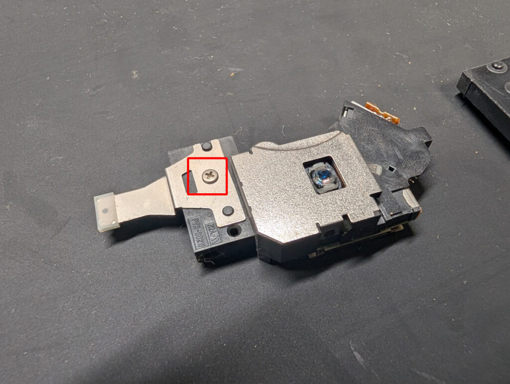 SCPH-90000のピックアップレンズのギアアームを移植時の写真