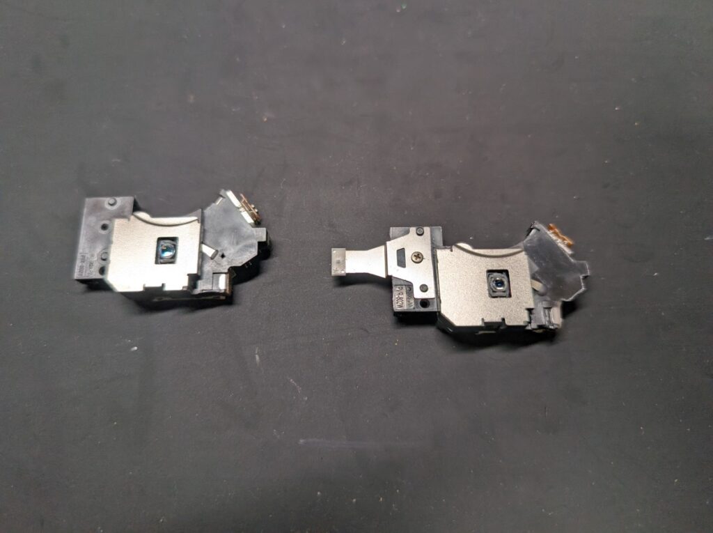 SCPH-90000のピックアップレンズのギアアームを移植時の写真