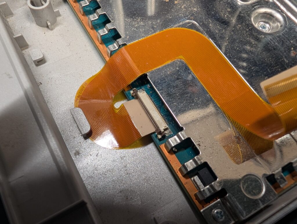 SCPH-90000のピックアップレンズケーブル交換時の写真