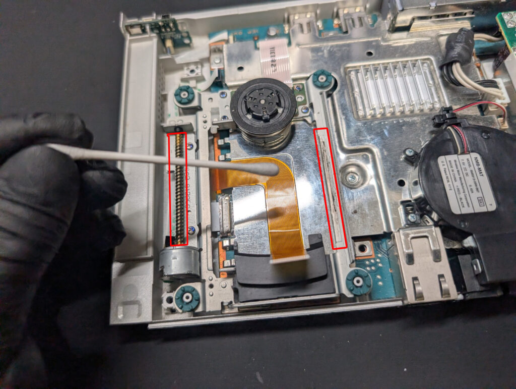 SCPH-90000のピックアップレンズドライブの清掃時の写真