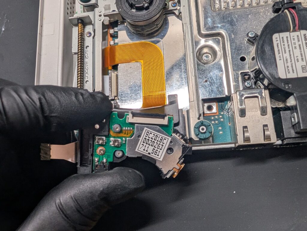 SCPH-90000に新しいピックアップレンズを取り付けている時の写真