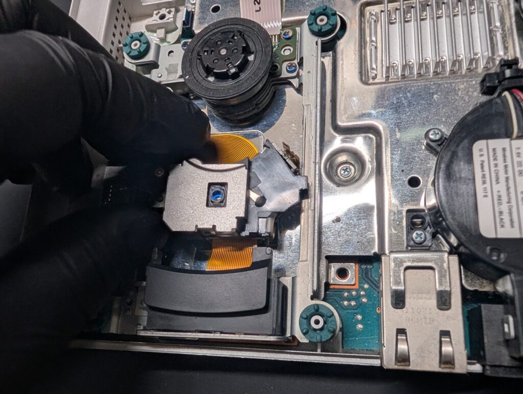 SCPH-90000に新しいピックアップレンズを取り付けている時の写真