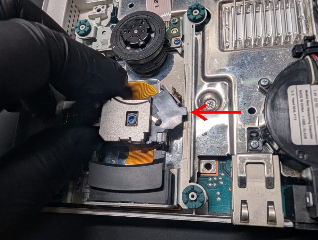 SCPH-90000に新しいピックアップレンズを取り付けている時の写真