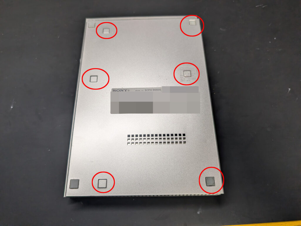 SCPH-90000のネジカバーの位置の写真