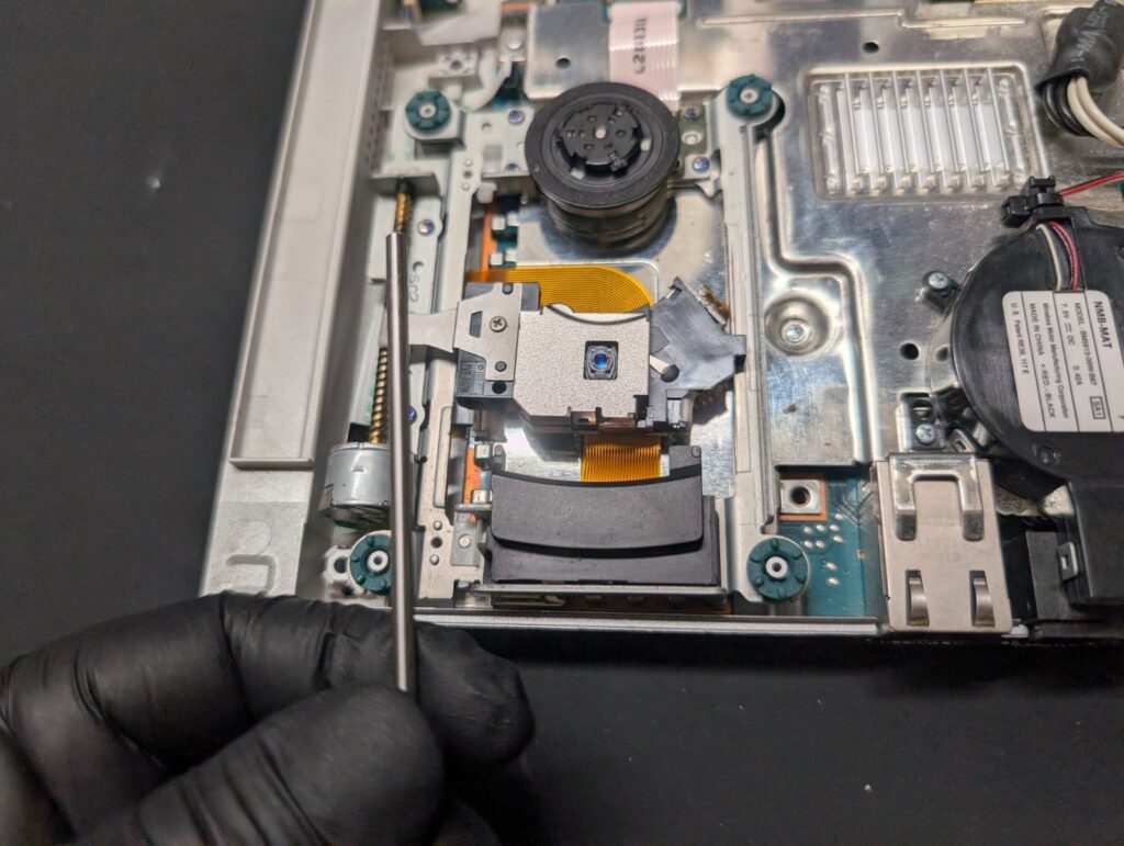 SCPH-90000に新しいピックアップレンズを取り付けている時の写真