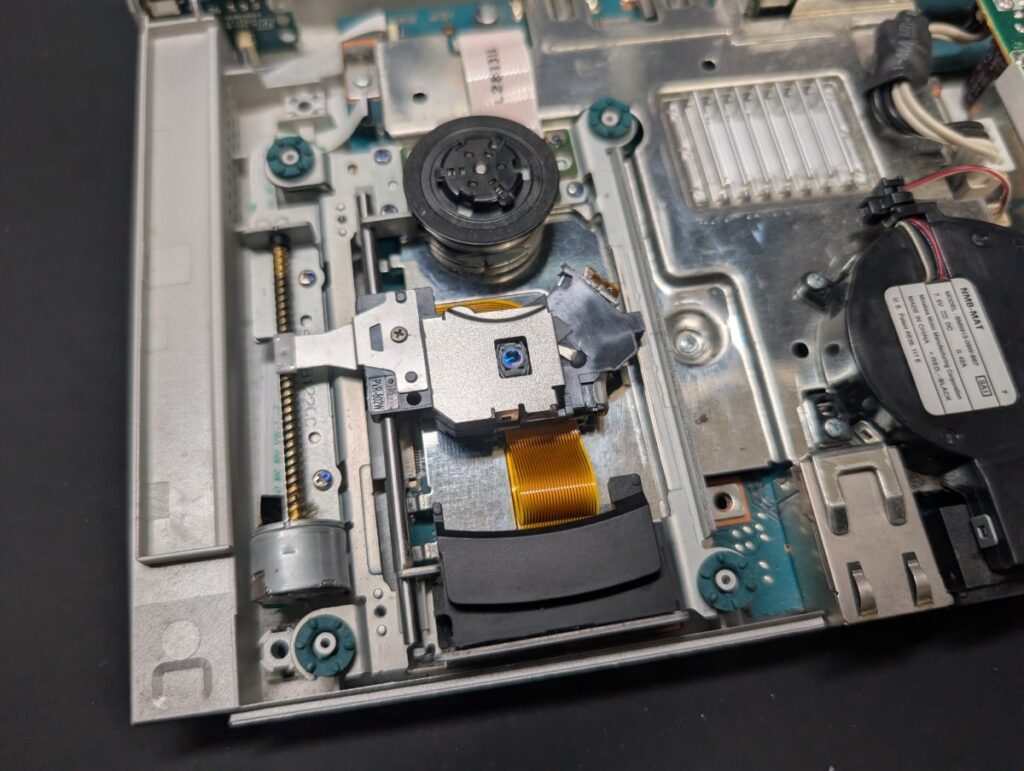 SCPH-90000に新しいピックアップレンズを取り付けている時の写真