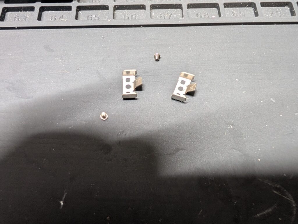 SCPH-90000に新しいピックアップレンズを取り付けている時の写真