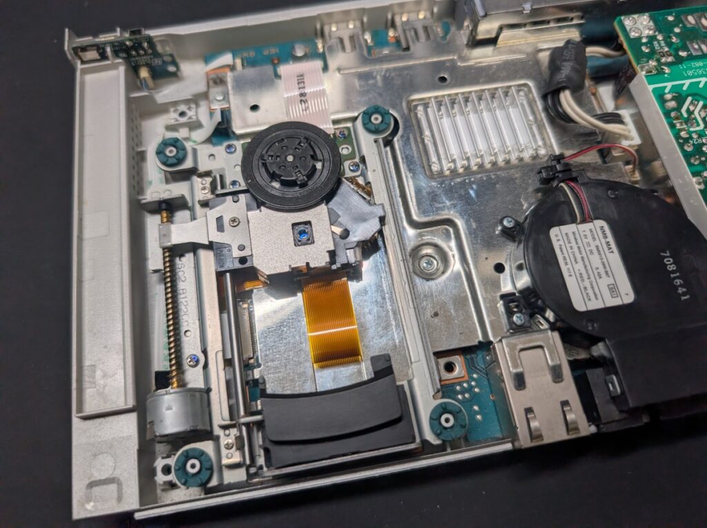 SCPH-90000に新しいピックアップレンズを取り付けている時の写真