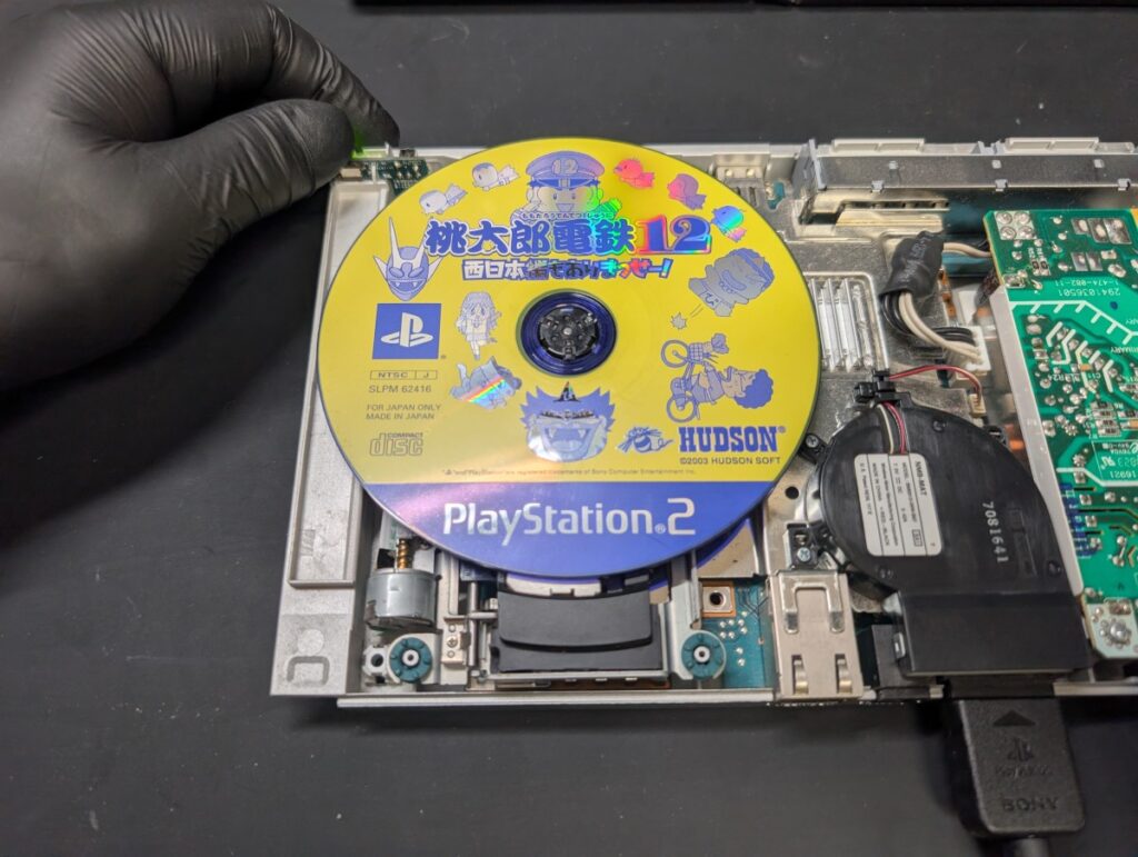 SCPH-90000のピックアップレンズ交換後の動作確認時の写真　