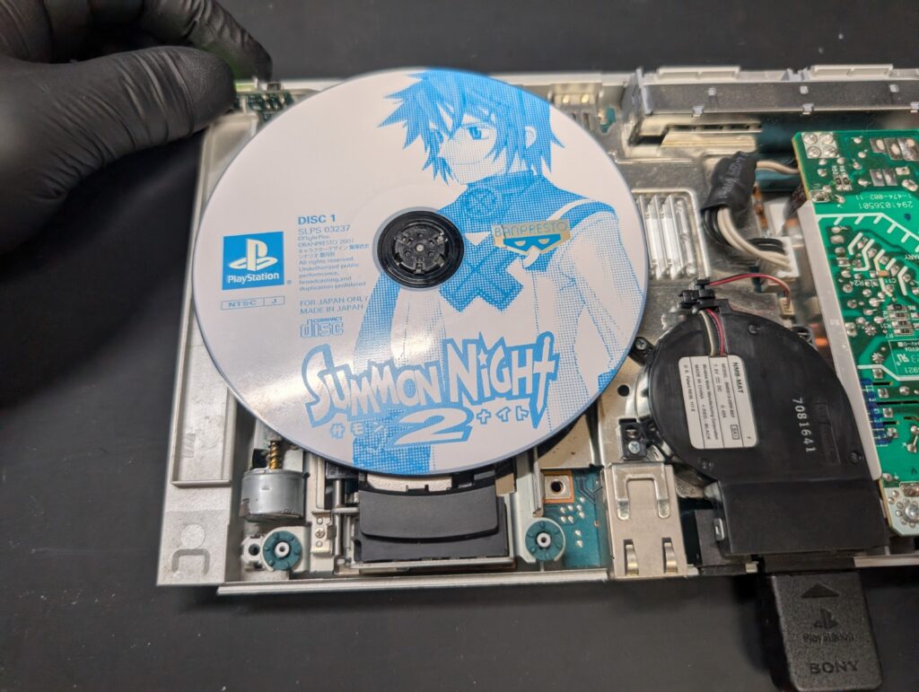 SCPH-90000にピックアップレンズ交換後の動作確認時の写真