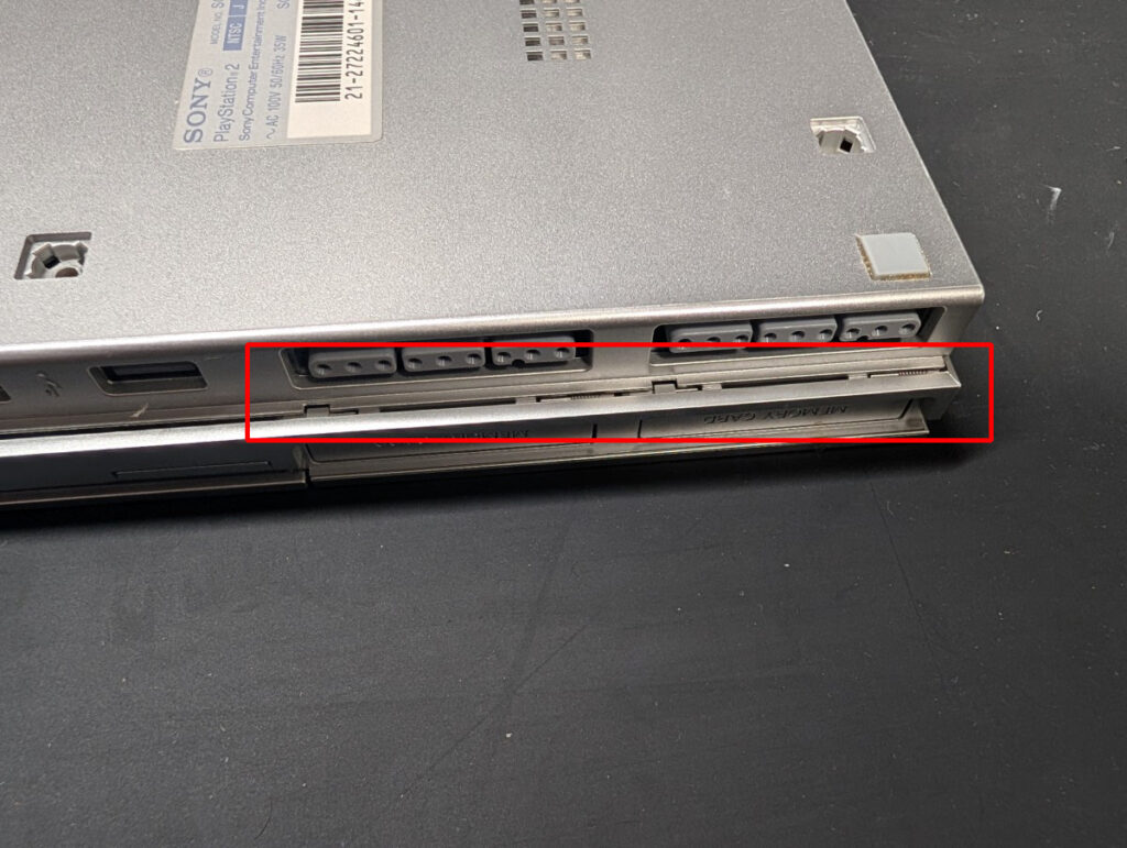 SCPH-90000にピックアップレンズ交換後の組み立ての写真