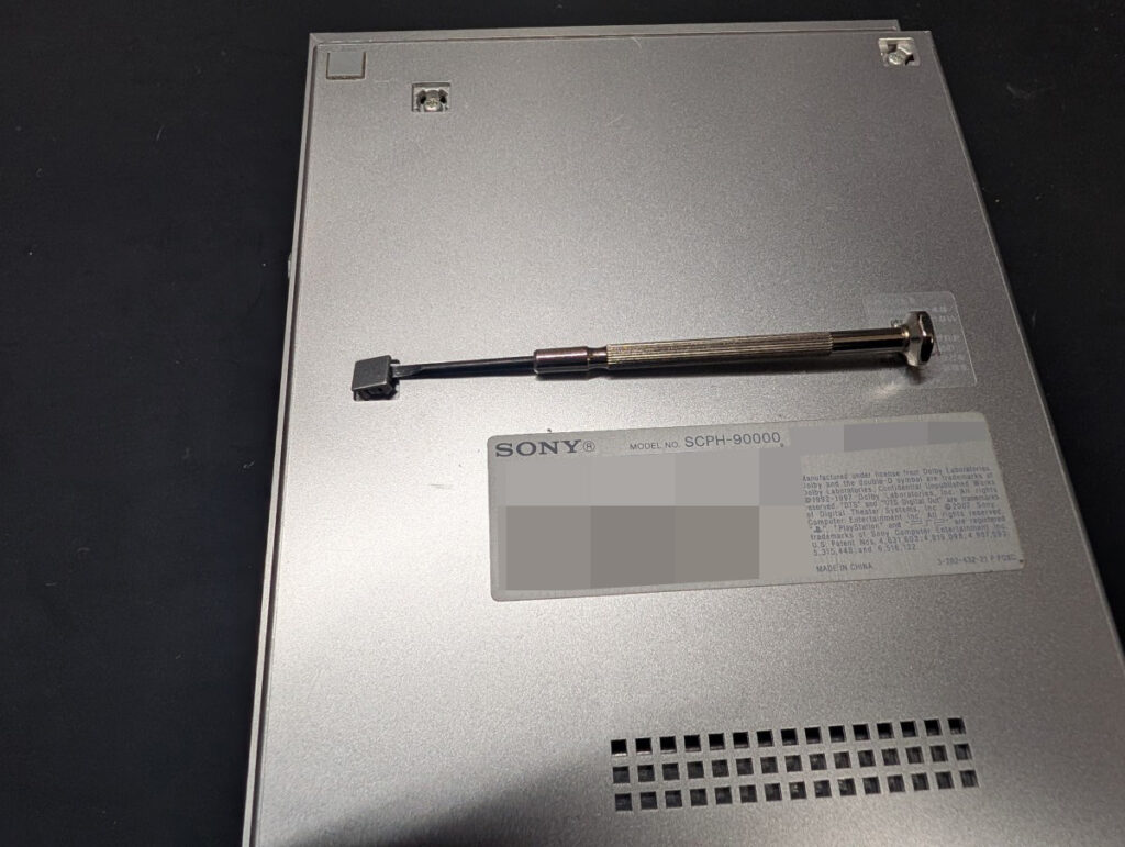 SCPH-90000のネジカバー取り外し時の写真