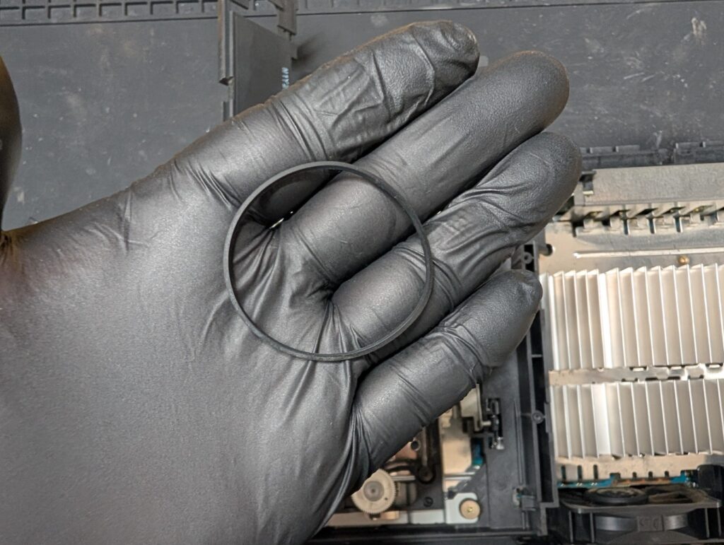 SCPH-30000のトレイ開閉ゴムの交換時の写真