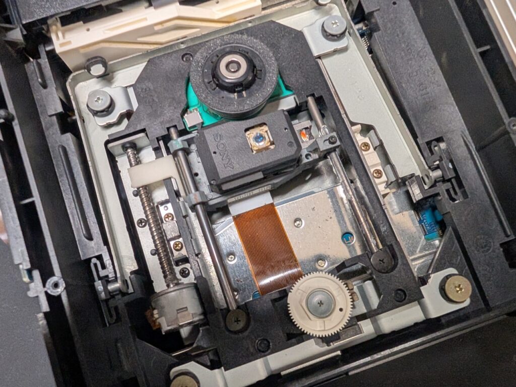 SCPH-30000の故障したピックアップレンズの写真