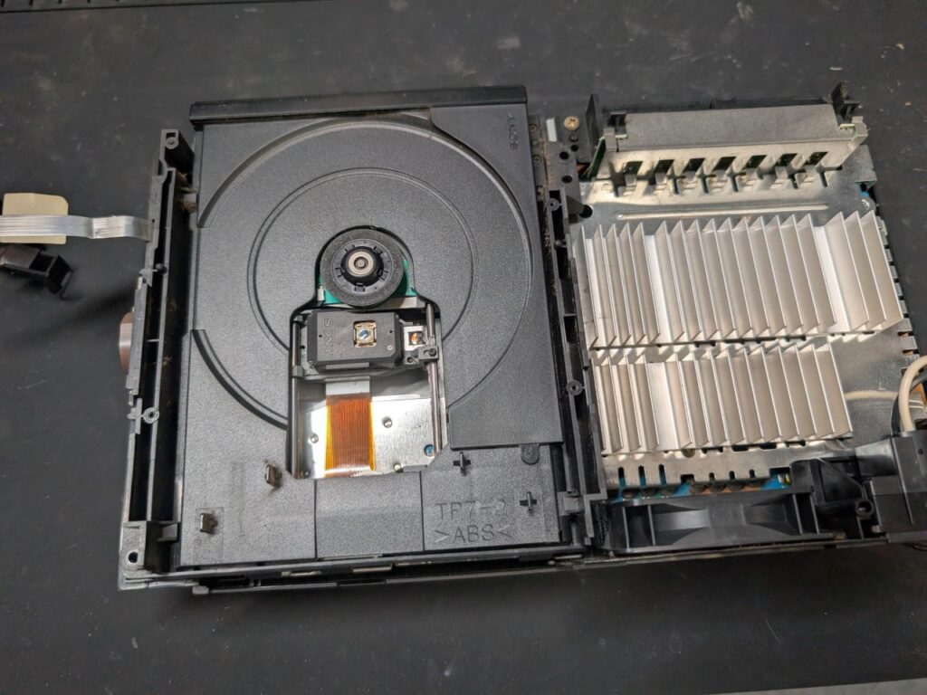 SCPH-30000のディスクドライブ上部カバー取り外し時の写真