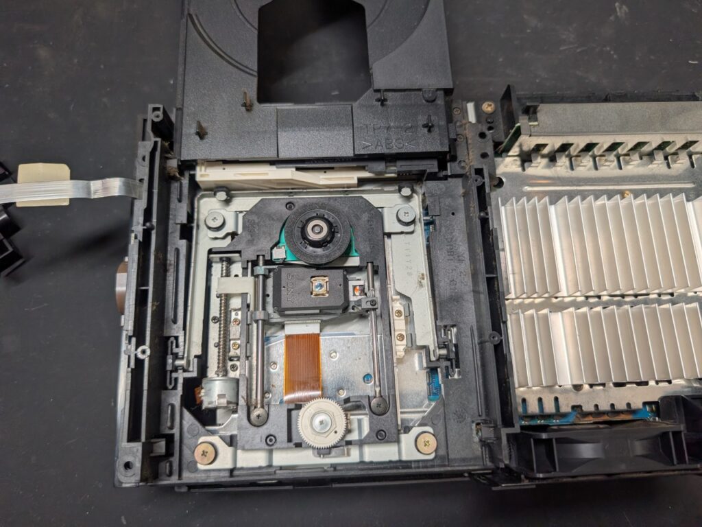 SCPH-30000のディスクドライブ内部の状態写真