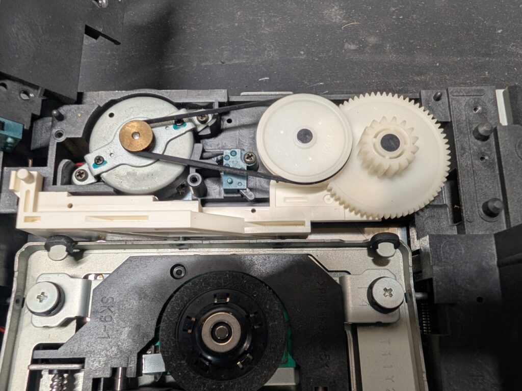 SCPH-30000のトレイ開閉機構の写真