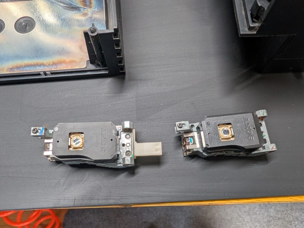 SCPH-18000の新しいピックアップレンズと古いピックアップレンズの比較写真