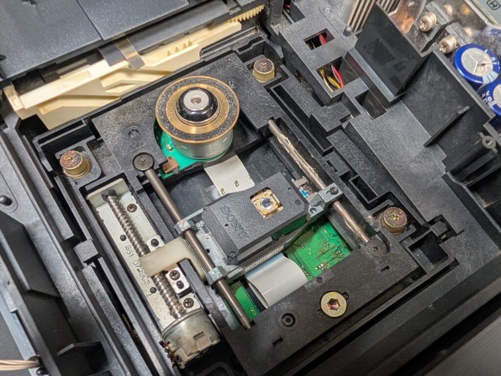 SCPH-18000に新しいピックアップレンズを取り付け時の写真