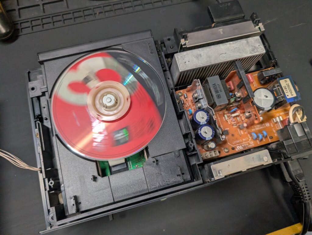 SCPH-18000のピックアップレンズ交換後の動作点検時の写真