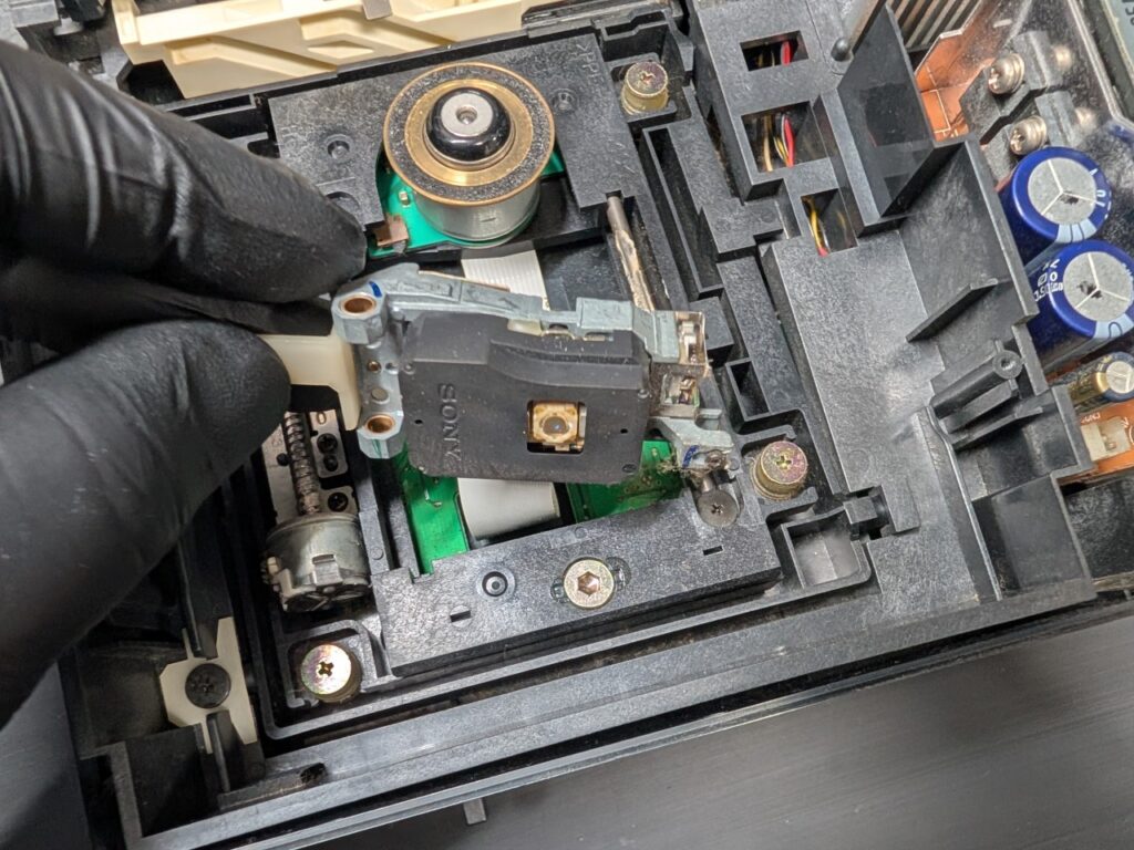 SCPH-18000の故障したピックアップレンズを外している時の写真