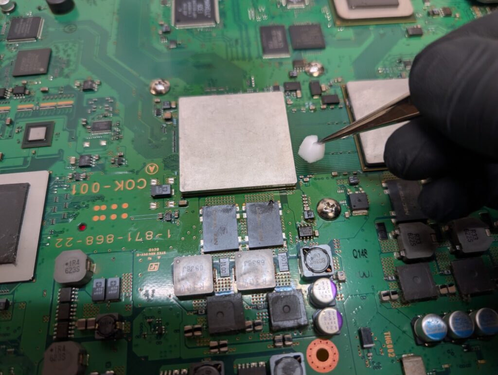 CECHA00のメイン基板にRSXを取り付け後の基板清掃時の写真