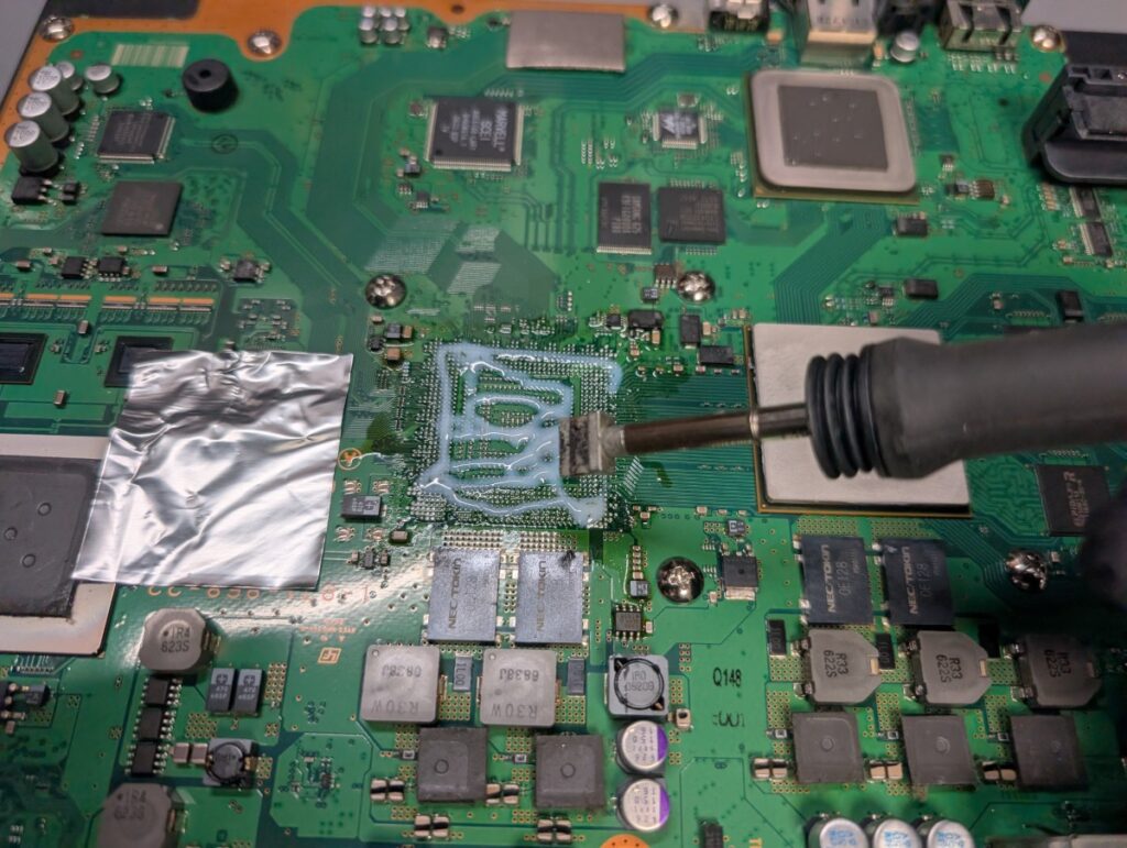 CECHA00のRSX取り外し後のメイン基板に残ったハンダを除去時の写真