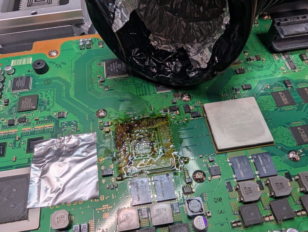 CECHA00のRSX取り外し後のメイン基板に残ったハンダを除去時の写真