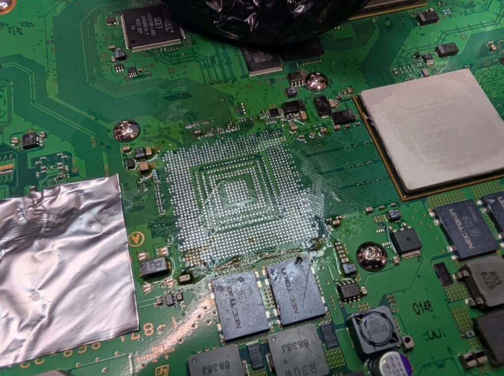 CECHA00のRSX取り外し後のメイン基板に残ったハンダを除去時の写真