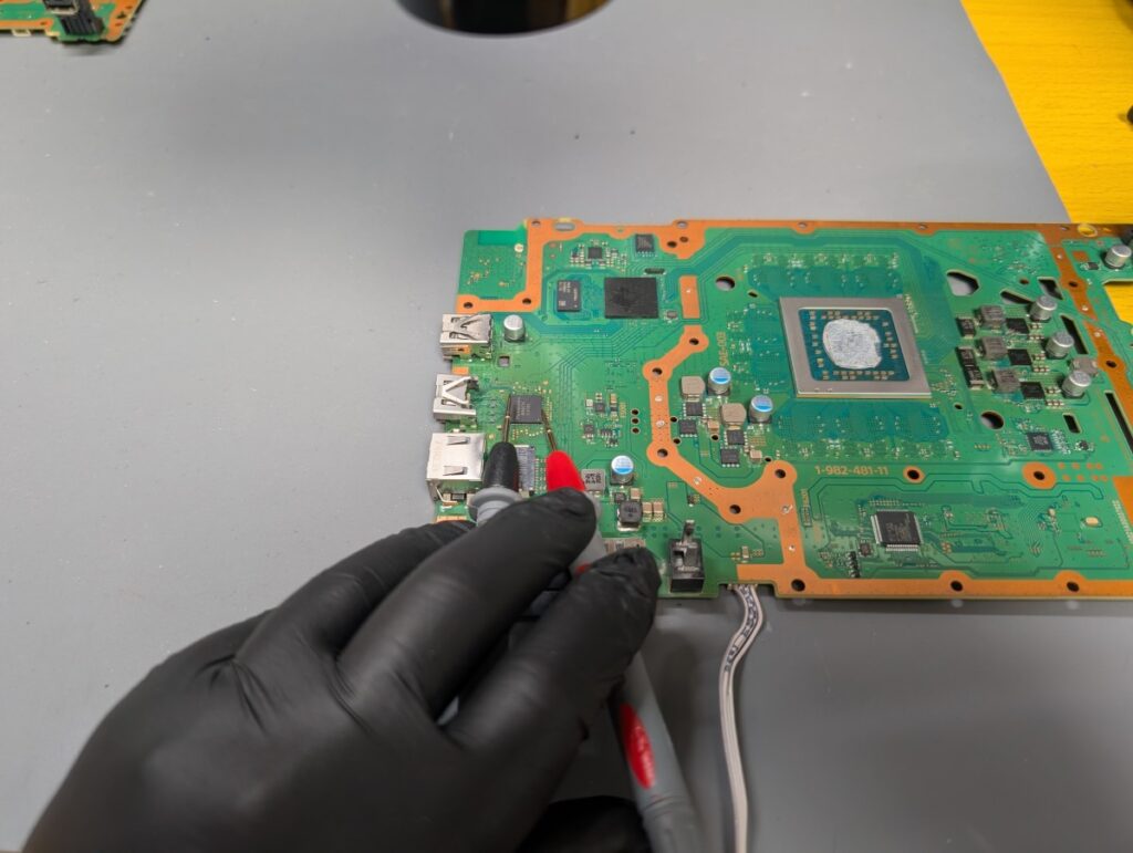 CUH-2200のHDMIチップ取り付け後の点検の様子