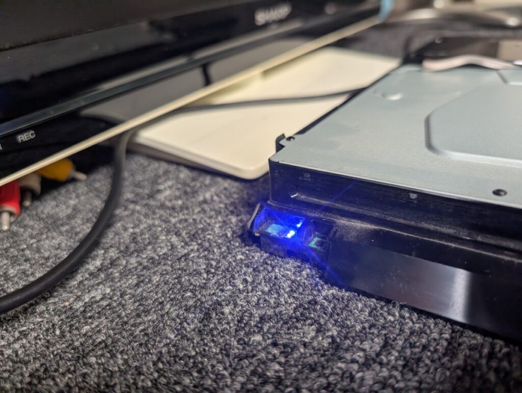 CUH-2200のHDMIチップ取り付け後の動作確認の様子