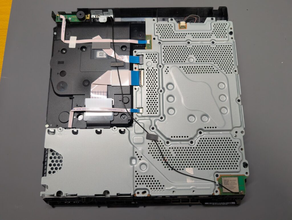 CUH-2200のHDMIチップ取り付け後の動作確認の様子