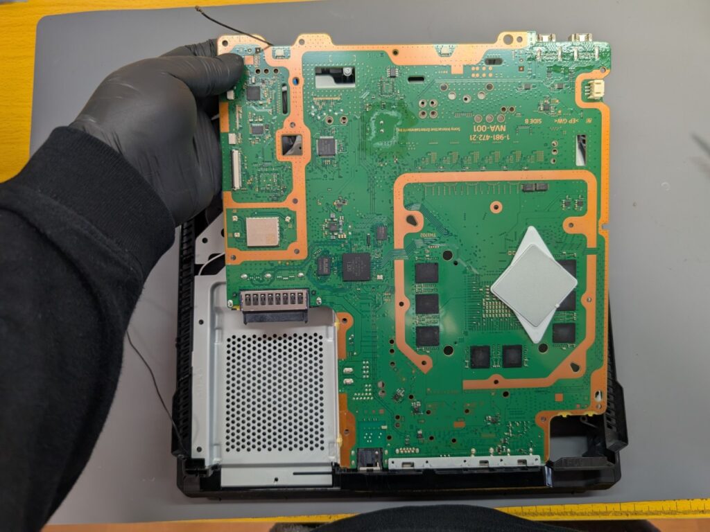 CUH-7000のメイン基板取外し時の写真