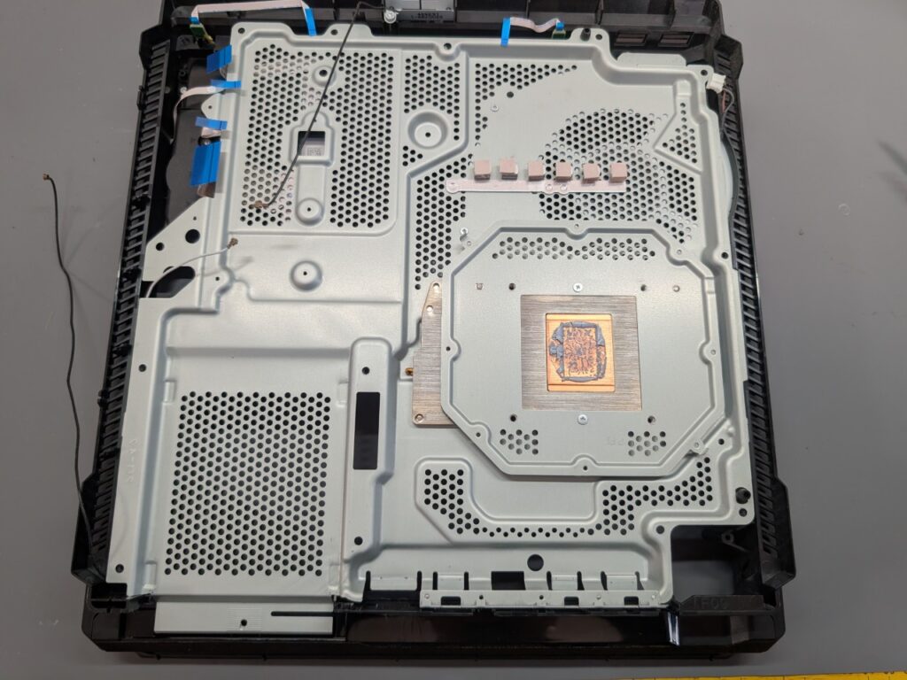 CUH-7000のメイン基板取外し後の写真