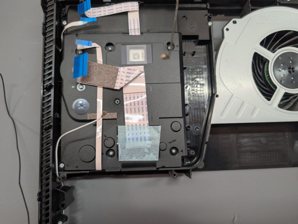 CUH-7000のピックアップレンズユニット交換時の写真