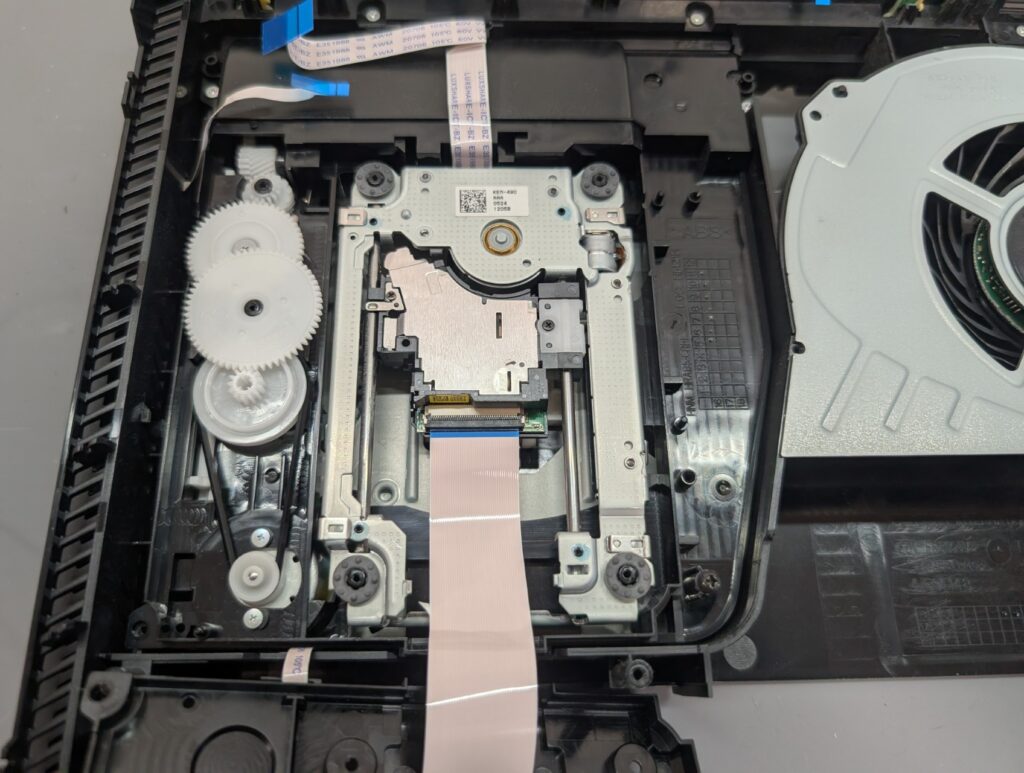 CUH-7000のピックアップレンズユニット交換時の写真