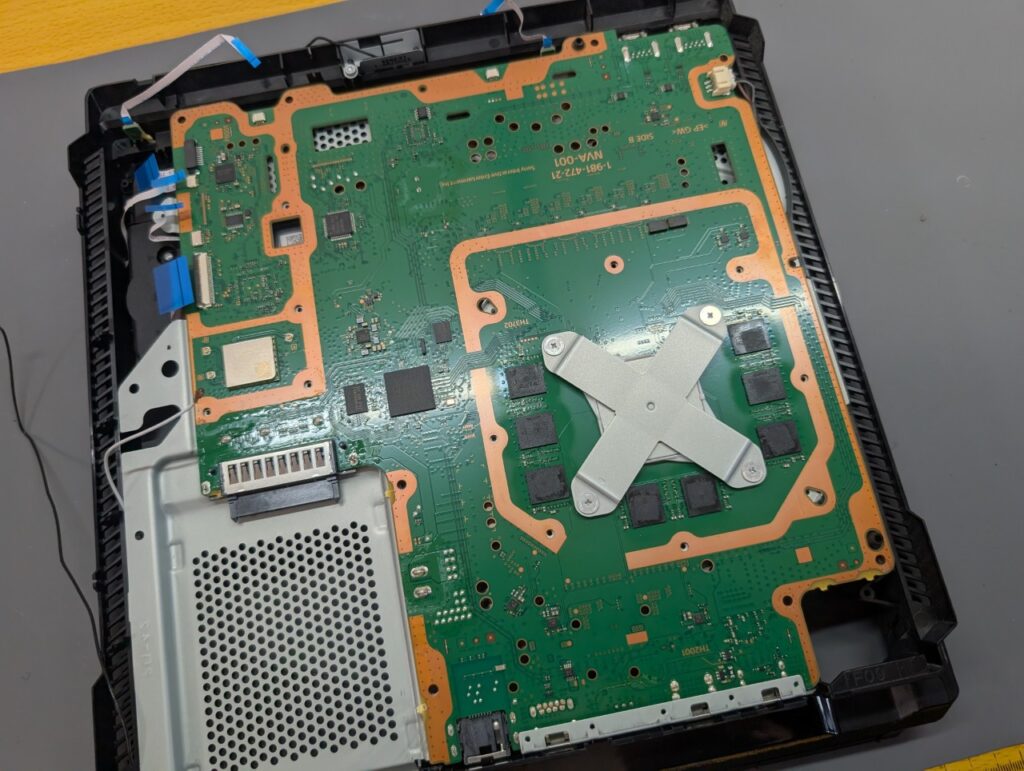 CUH-7000のピックアップレンズユニット交換後の組み立て時の写真