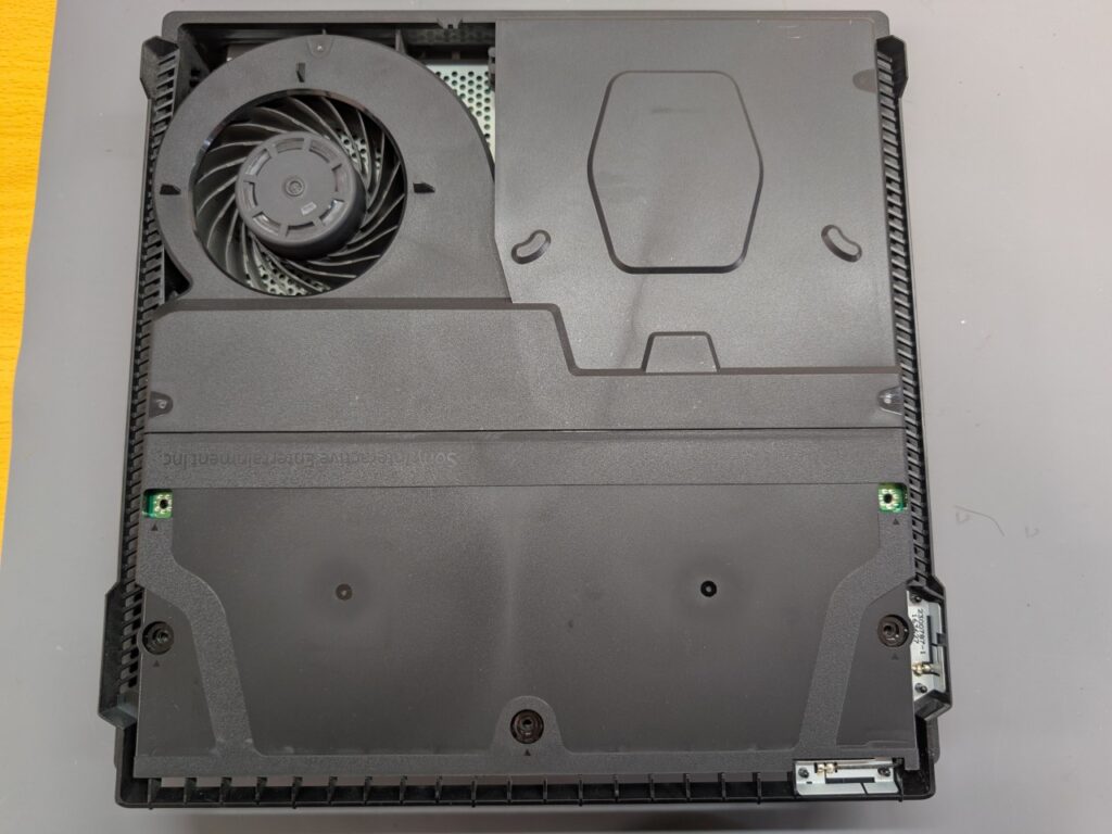 CUH-7000のピックアップレンズユニット交換後の組み立て時の写真