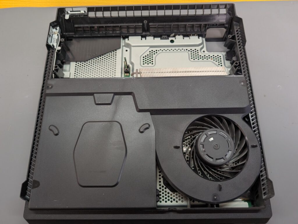 CUH-7000の電源ボックス取外し後の写真