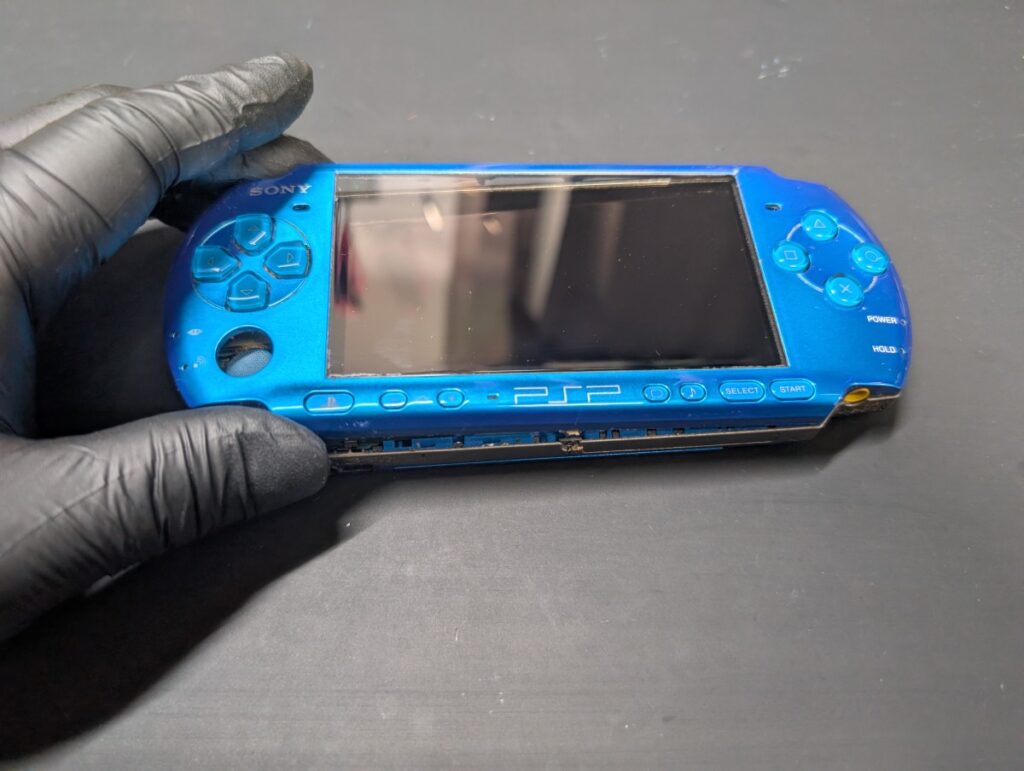 PSP-3000の上部カバーを外している時の写真