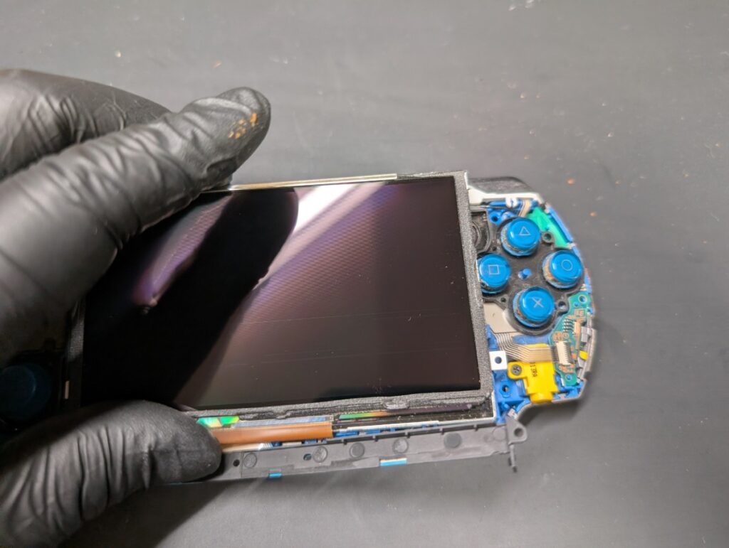 PSP-3000の破損した液晶を取り外している時の写真