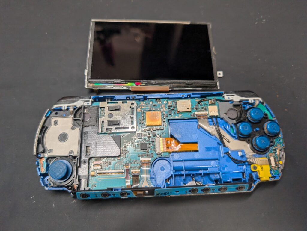 PSP-3000の液晶を取り外した後の写真