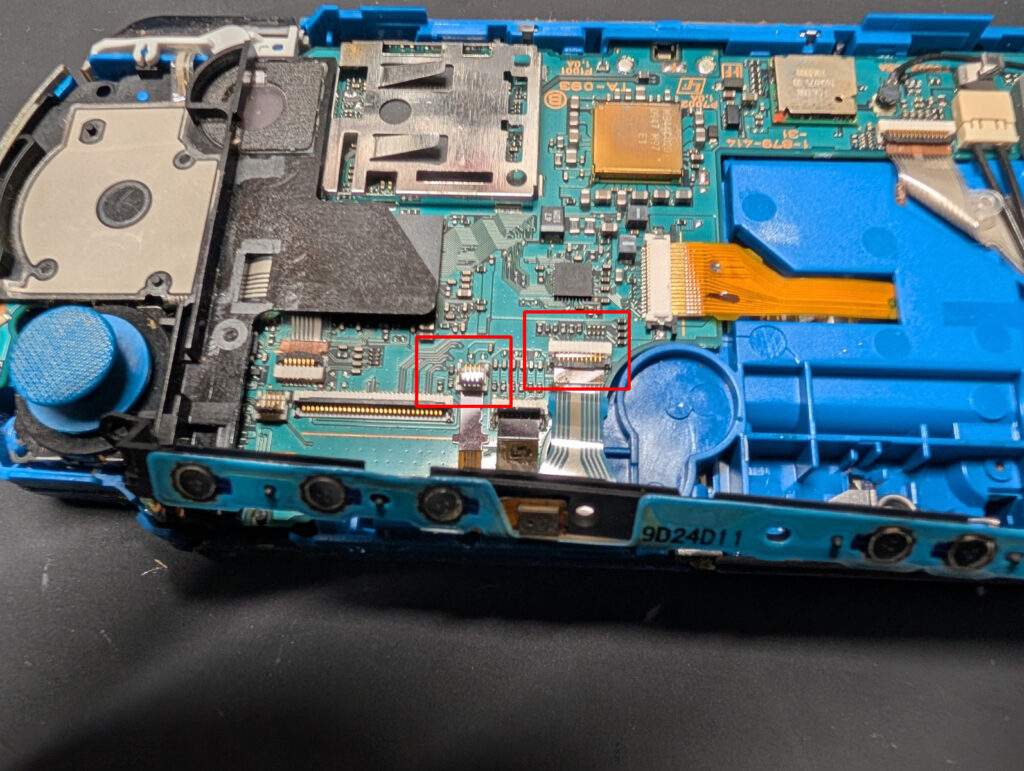 PSP-3000のホームボタンとマイクのケーブルの位置写真