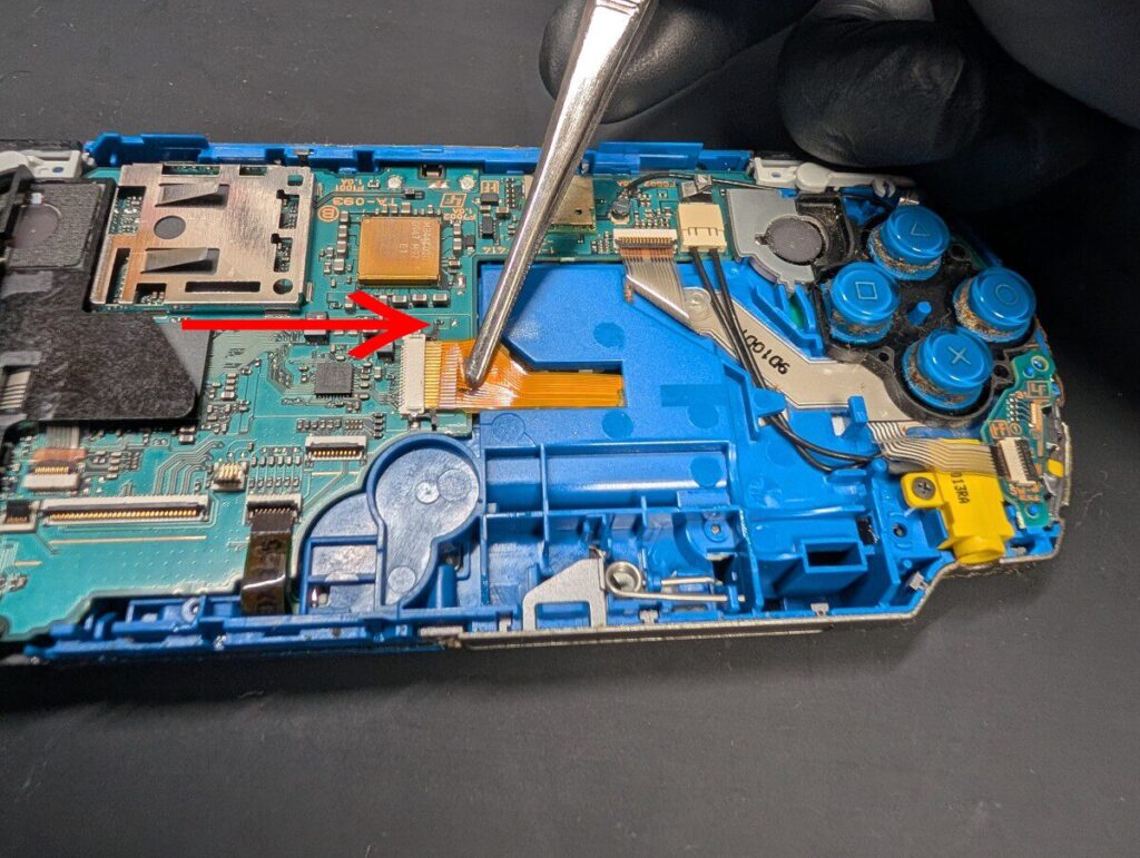 PSP-3000のUMDドライブケーブルを抜いている時の写真