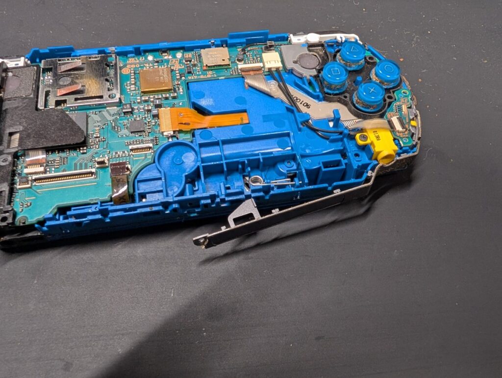 PSP-3000のサイドカバー取り外し時の写真