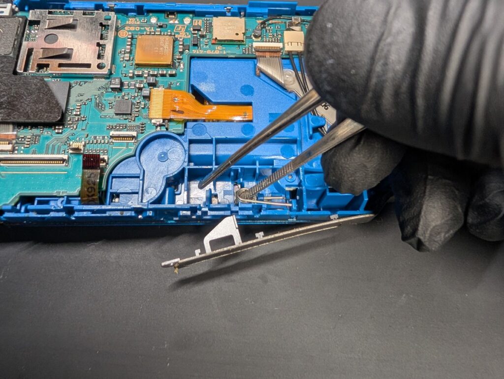 PSP-3000のUMDカバーのピンを抜いている時の写真