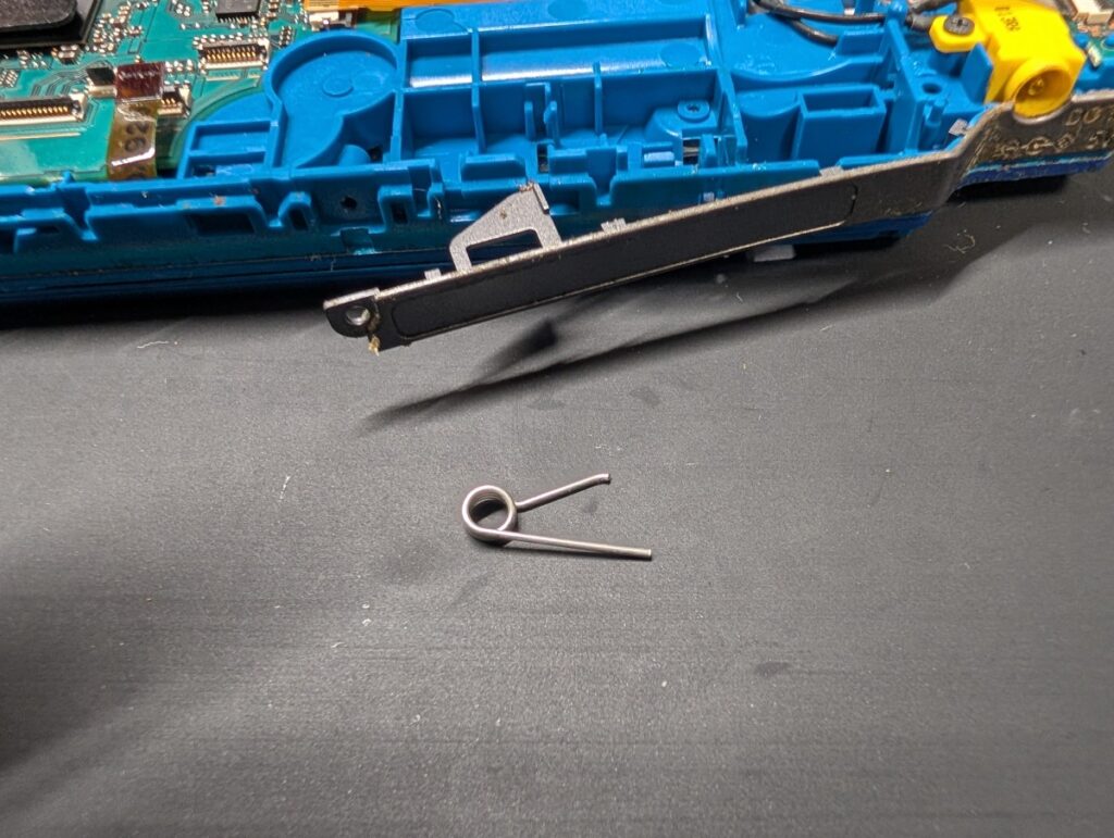 PSP-3000のUMDカバーのピンを抜いた後の写真