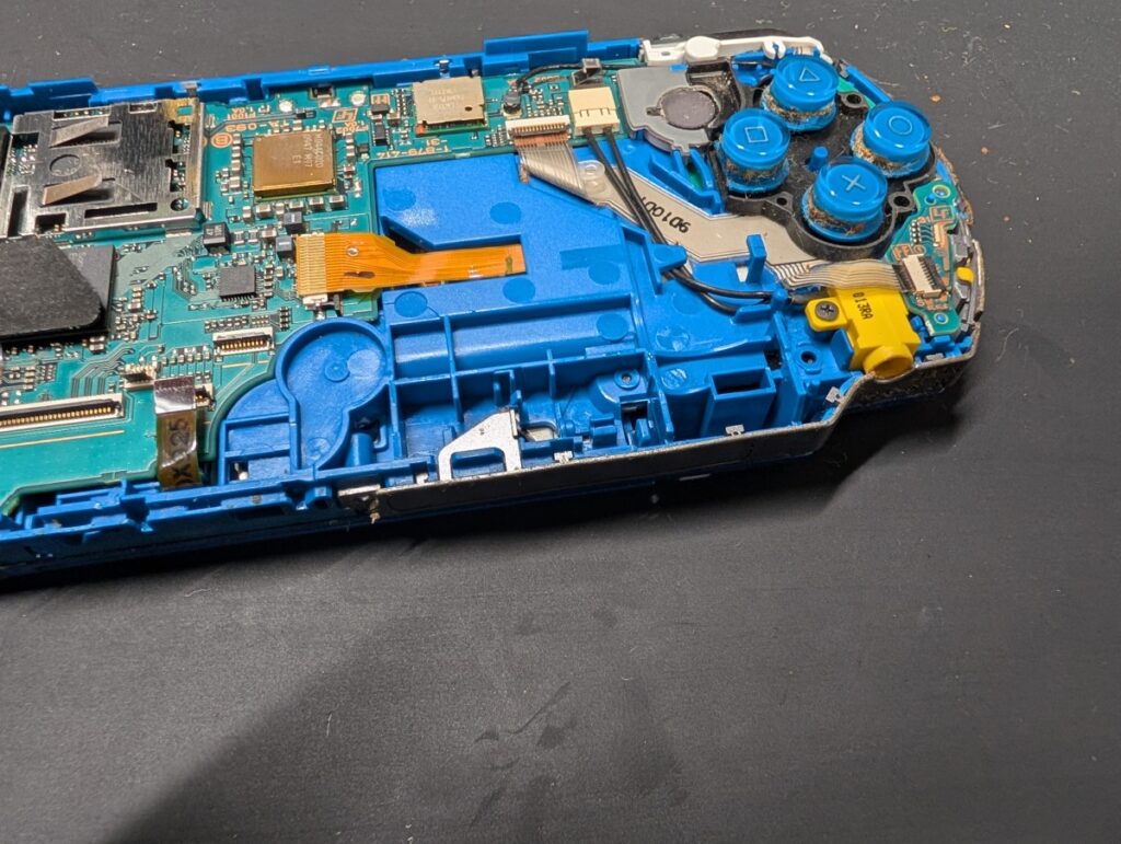 PSP-3000のUMDカバーのピンを抜いている時の写真